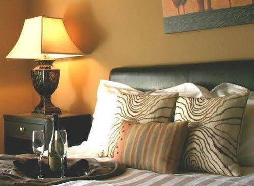 The Clarke Hotel Waukesha Habitación foto
